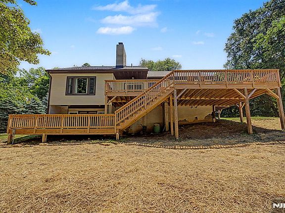 3rd image of 829 Ramapo Valley Rd