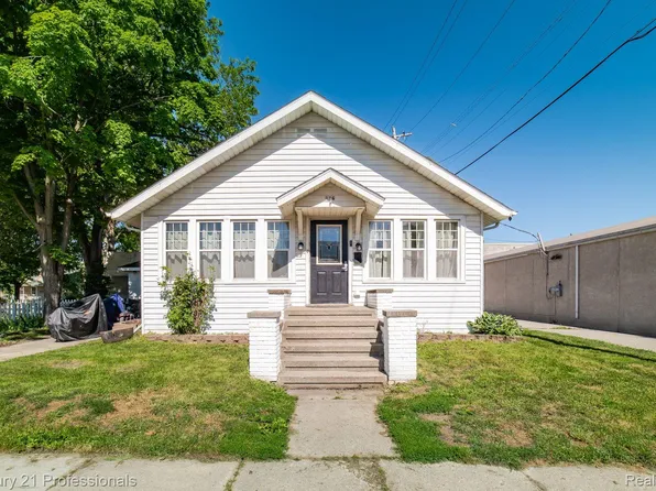 116 S Chestnut St, Howell, MI 48843