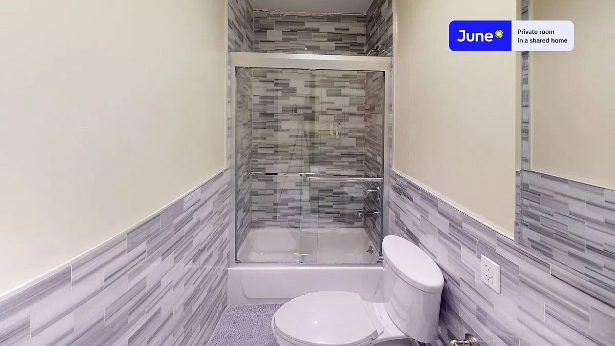 Queen bedroom in 6 bed/3 bath home in Upper West Side #1796 B — Photo 4