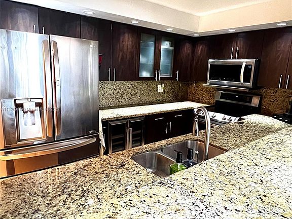 4th image of 800 N Miami Ave #405