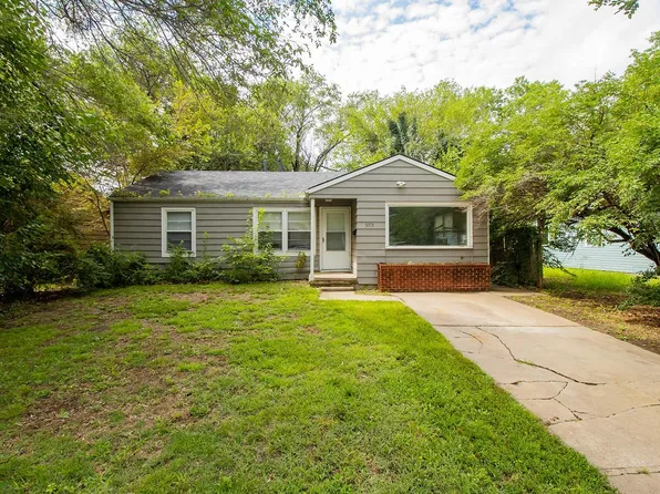 5715 E Castle Dr, Wichita, KS 67218