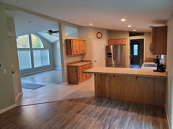 3rd image of 212 NE Steelhead Dr S