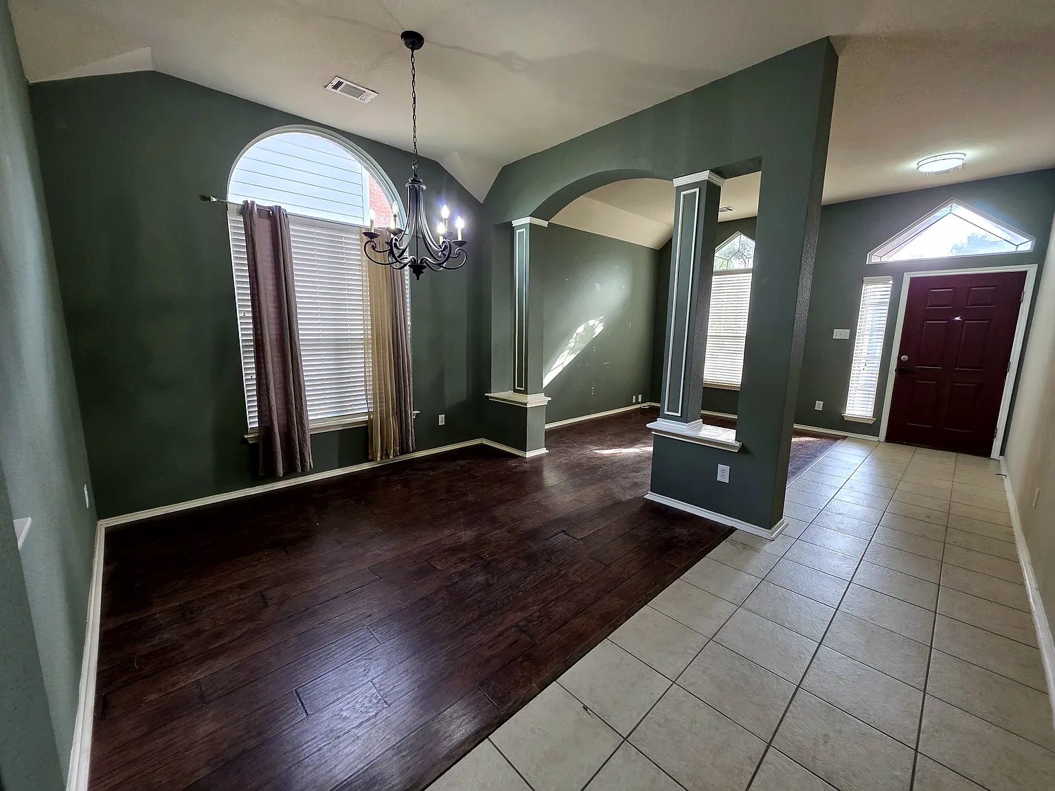 4 bed, 2327 sqft, $2,200 — Photo 3