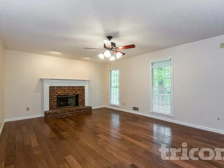 321 Stratford Dr — Photo 3