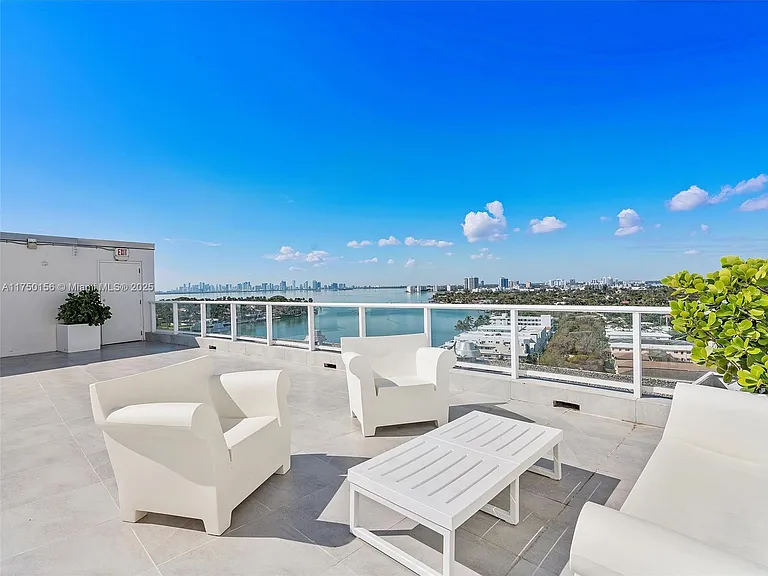 900 Bay Dr — Photo 17