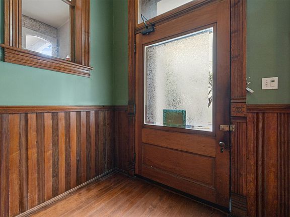 4th image of 109 E 10th St