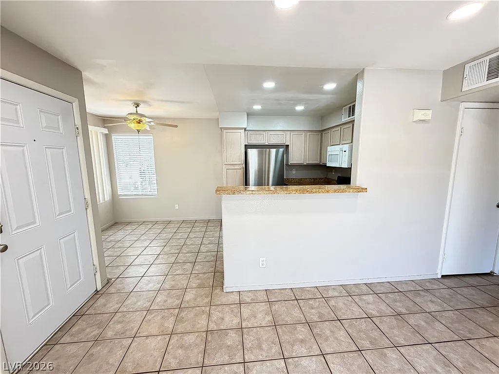 2 bed, 2.0 bath, 987 sqft, $1,200 — Photo 3