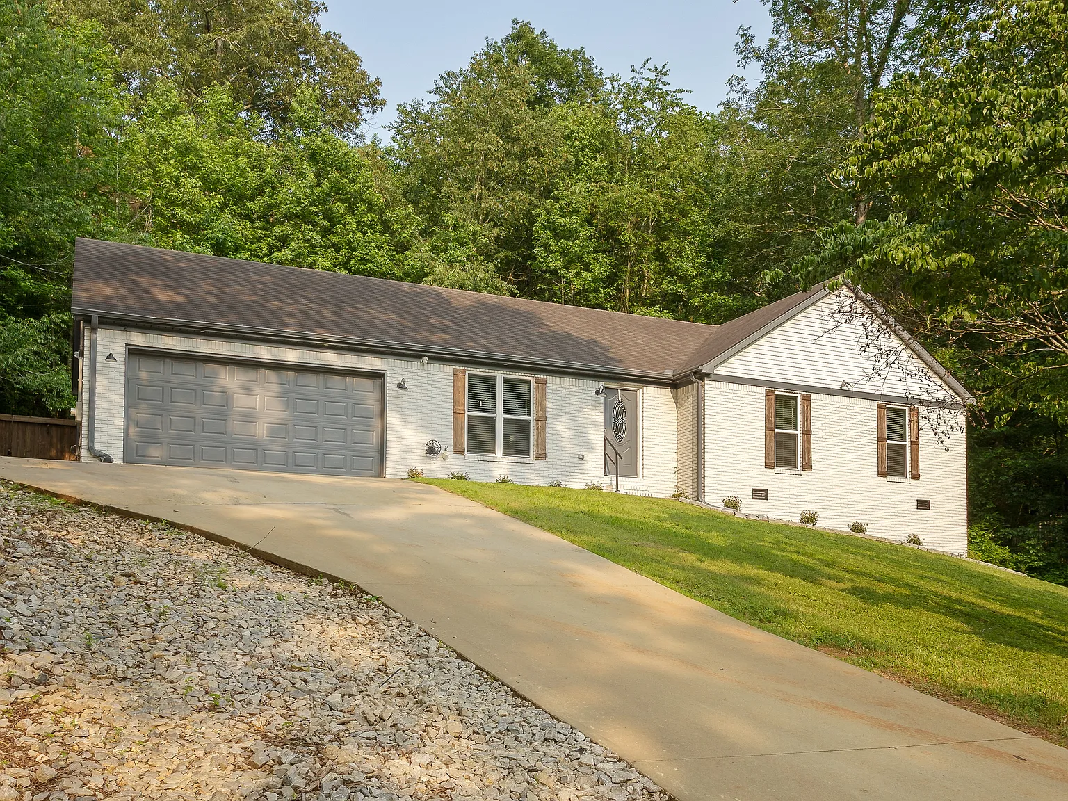 340 Shelia St — Photo 3