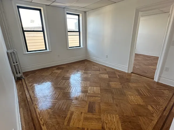 995 Summit Avenue image 1 of 8