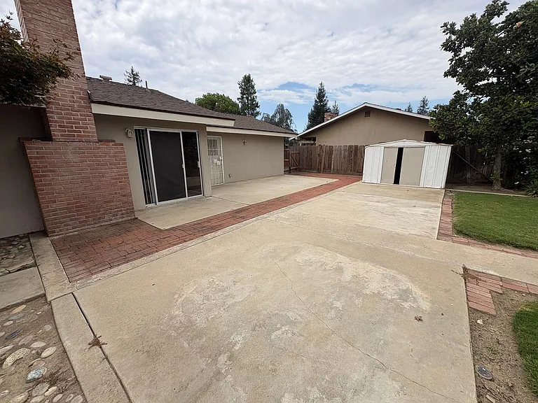 2232 E Paradise Ave — Photo 41