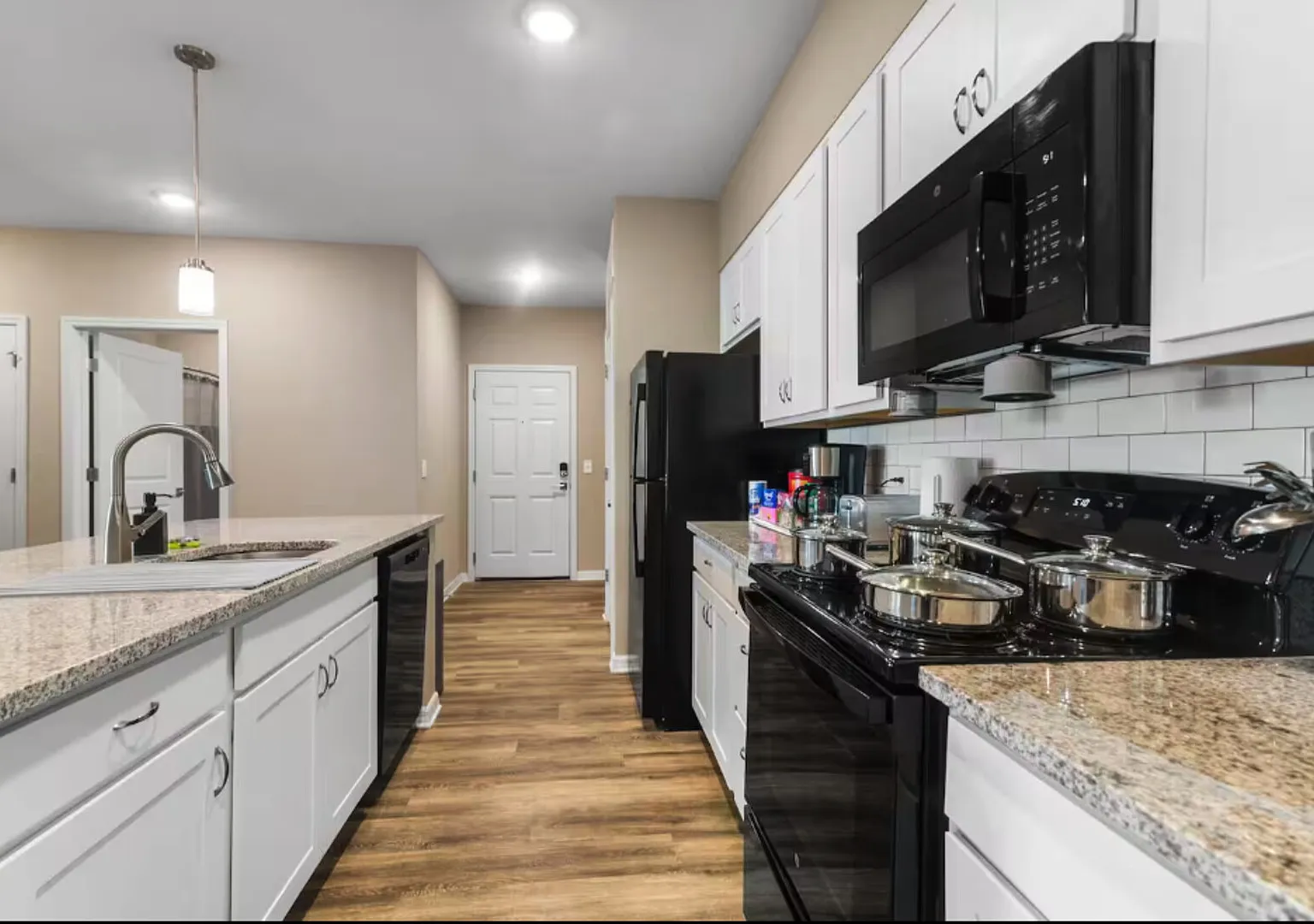 2 Bed Retreat: Ground Floor! Pool, Gym, Laundry — Photo 3