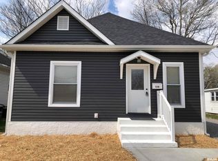 538 S Main St, Flora, IL 62839