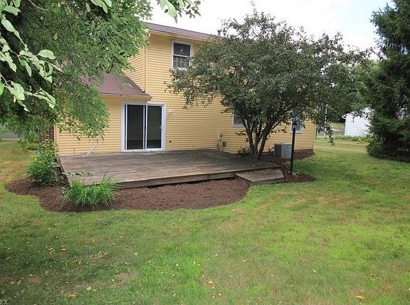 Great backyard with deck