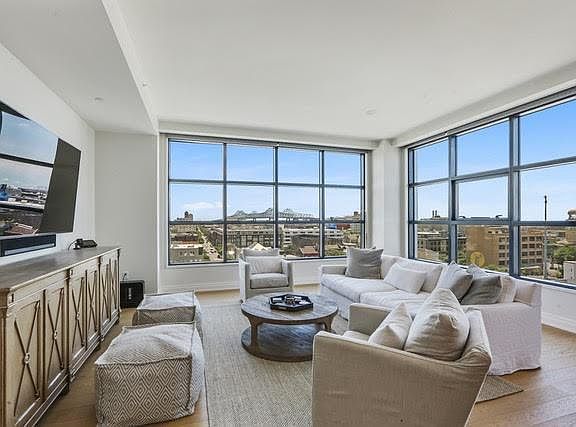 3rd image of 1001 Julia St APT 8F