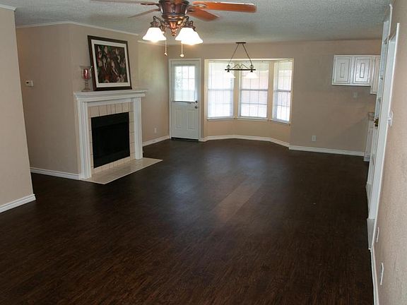4th image of 800 Oak Grove Ln