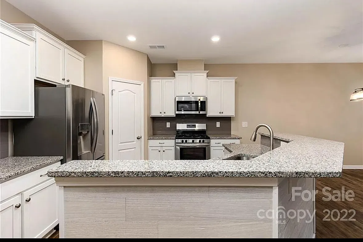 3 bed, 2.5 bath, 1700 sqft, $2,800 — Photo 2