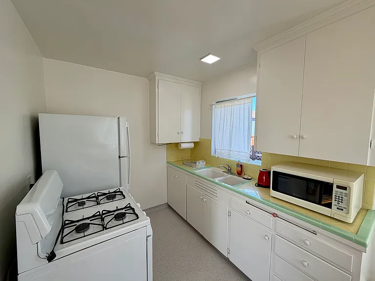 2044 Yale St — Photo 11