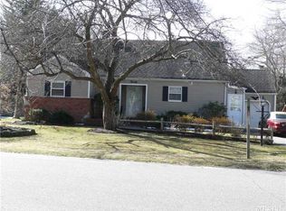 20 Gamecock Ln, Babylon, NY 11702