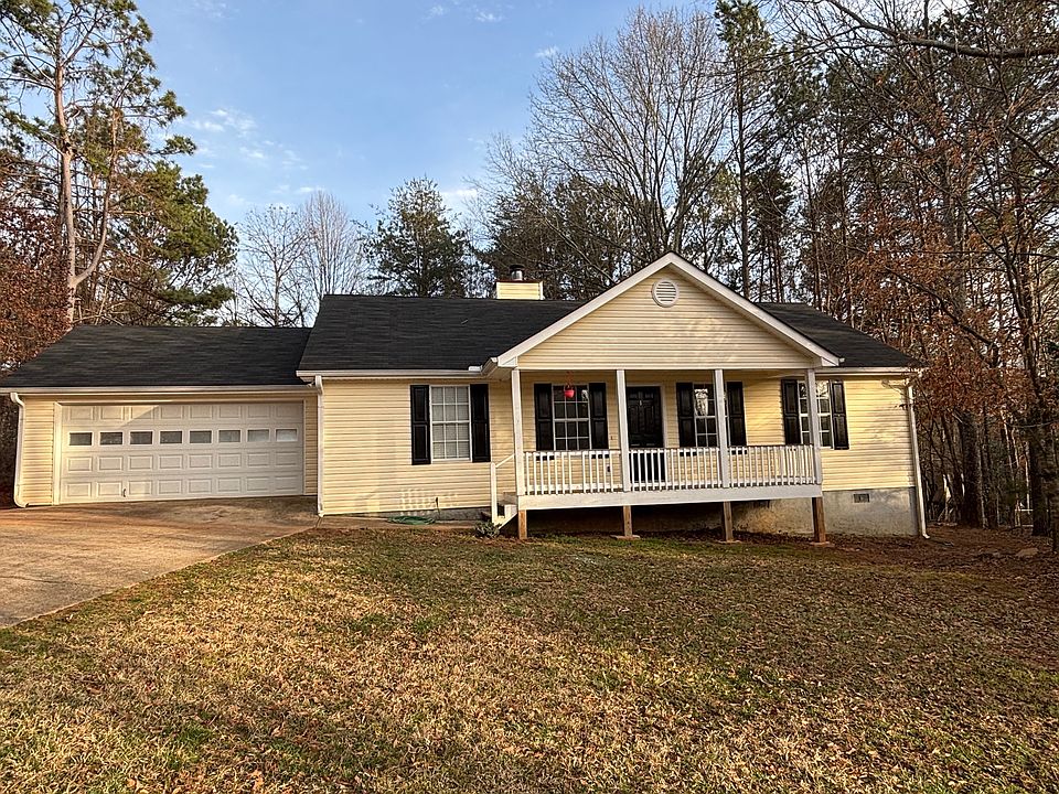 Welcome Home to one level living! 
No stairs! Peaceful setting, 5 minutes to GA 400, Restaurants & Shopping!