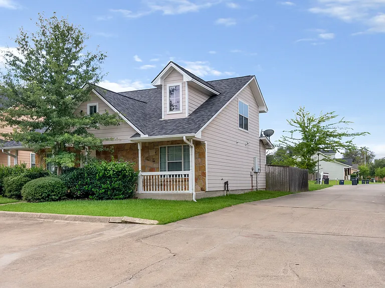 1720 Boardwalk Ct — Photo 2