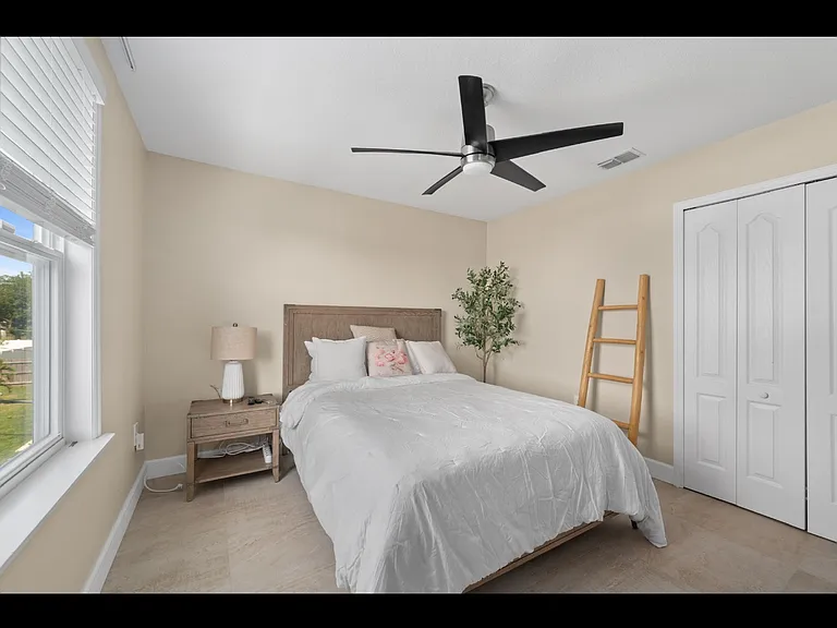 412 SW Dailey Ave — Photo 6