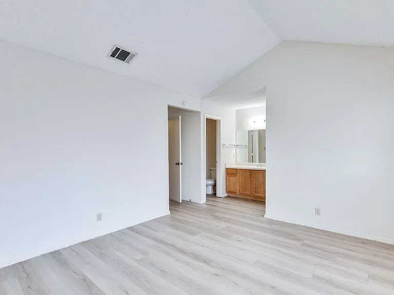 11900 Alpheus Ave #C — Photo 15