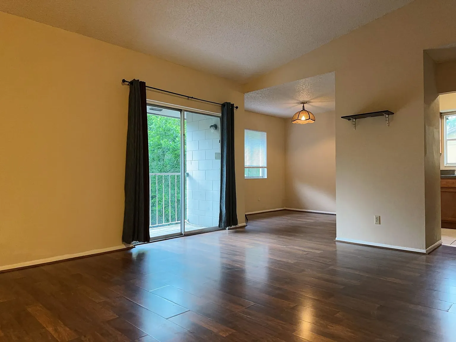 2 bed, 1.5 bath, 800 sqft, $1,150 — Photo 2