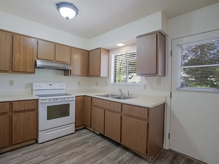 645 Ash St — Photo 8