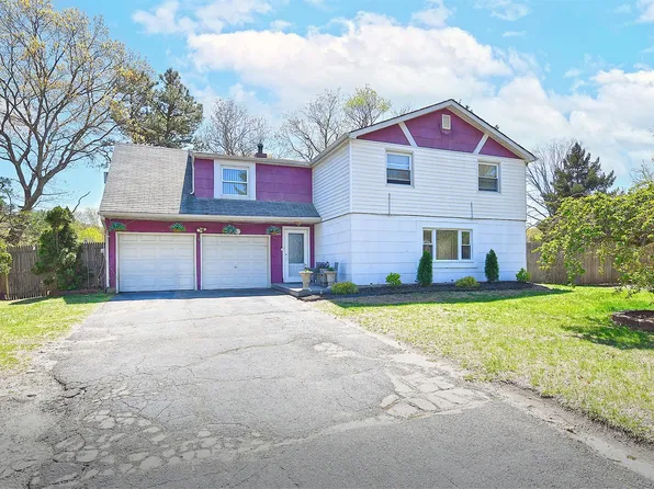 4 Split Pine Circle, Medford, NY 11763