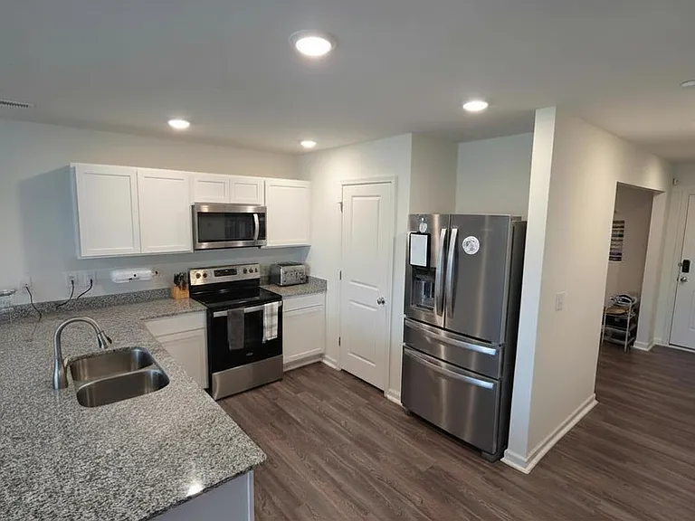 302 Pearson Dr — Photo 2
