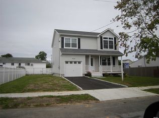 23 Hampden Rd, Amity Harbor, NY 11701