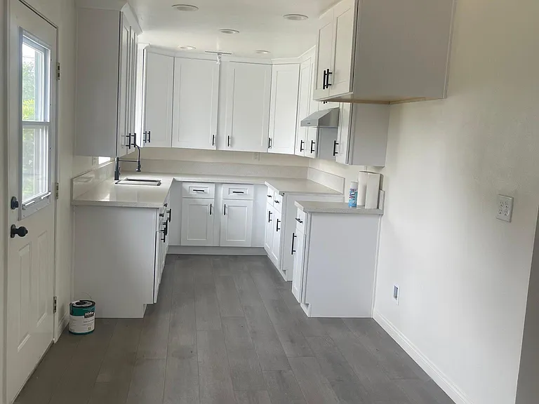 242 W East St — Photo 5