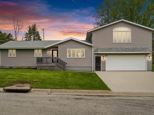 105 Hollywood Blvd, West Union, IA 52175