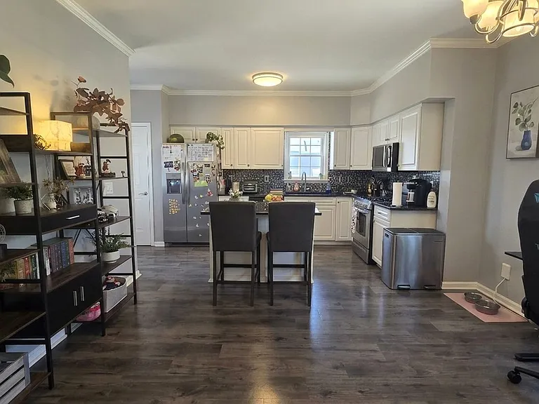 402 Gloucester Ave — Photo 4