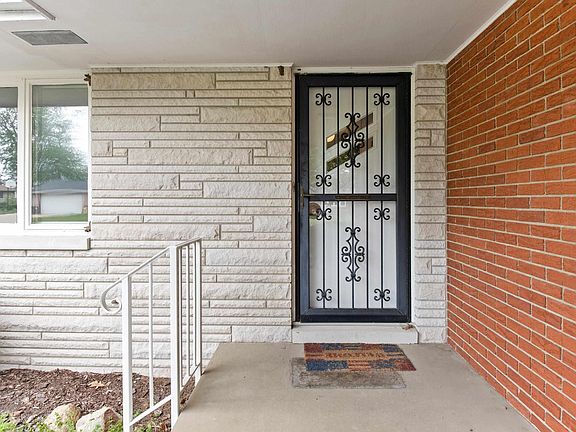 3rd image of 225 E Fernwood St
