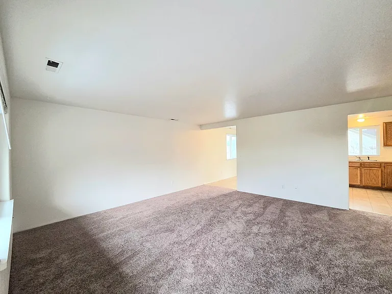 1409 Maple St — Photo 6
