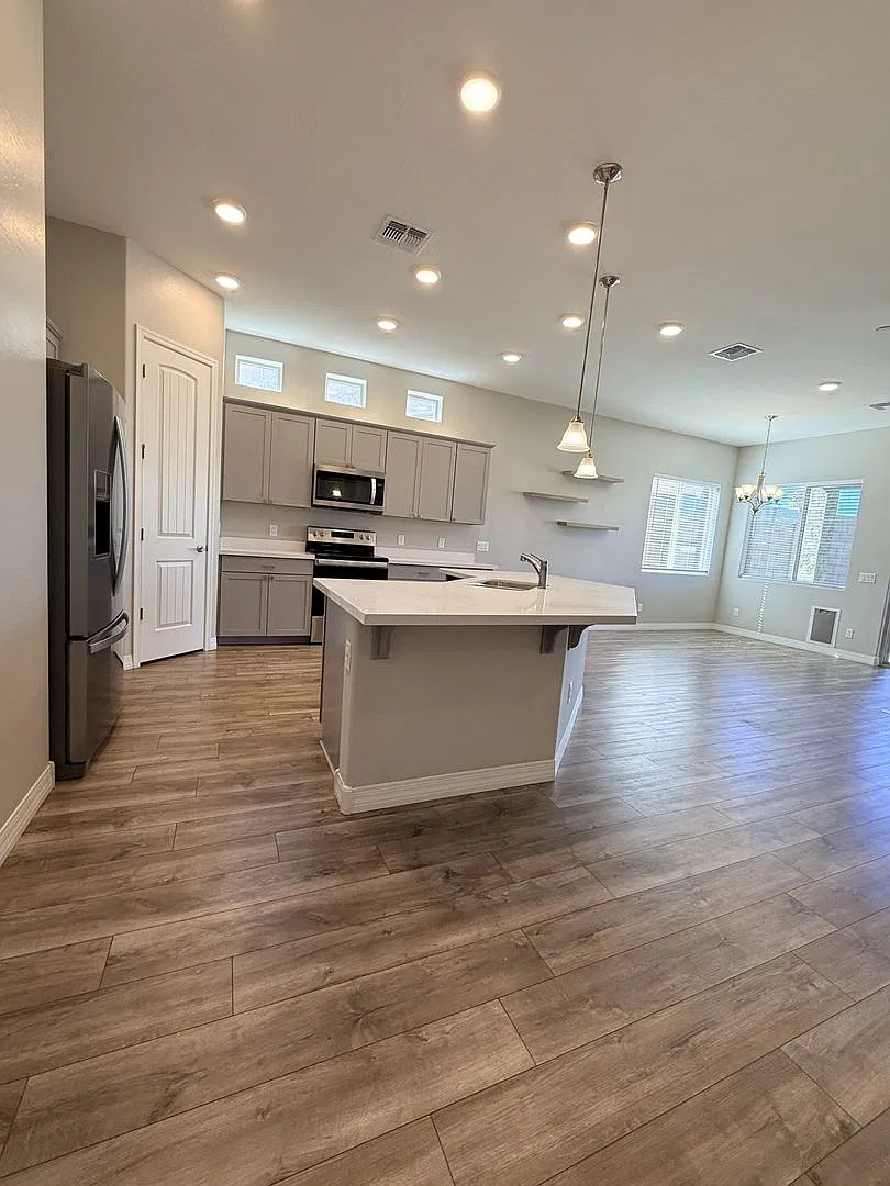 Stunning 3 Bedroom, 2 Bath home located in Granville — Photo 4