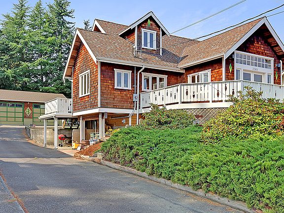 Side view - tons of parking!