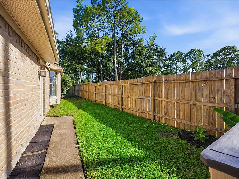 16202 Mill Point Dr — Photo 31