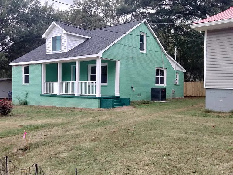 140 Douglas Aly — Photo 1