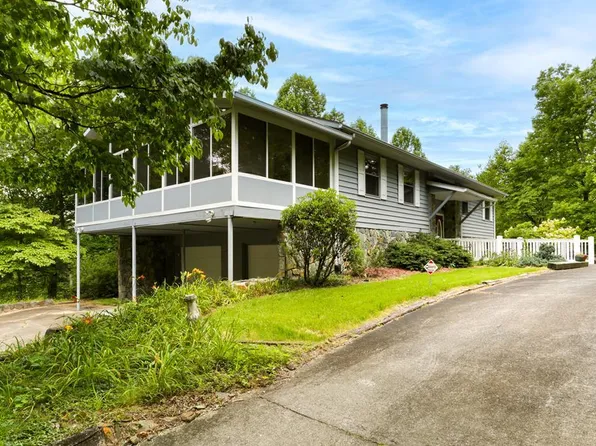 5465 Walker St, Young Harris, GA 30582