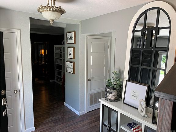 2nd image of 10007 NE Oakwood Dr