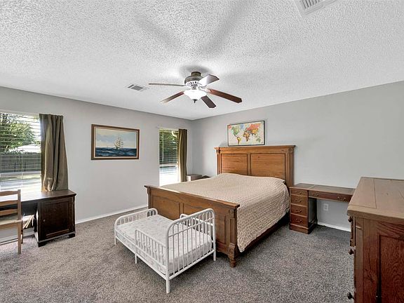 4th image of 1303 NE Briarcliff Cir