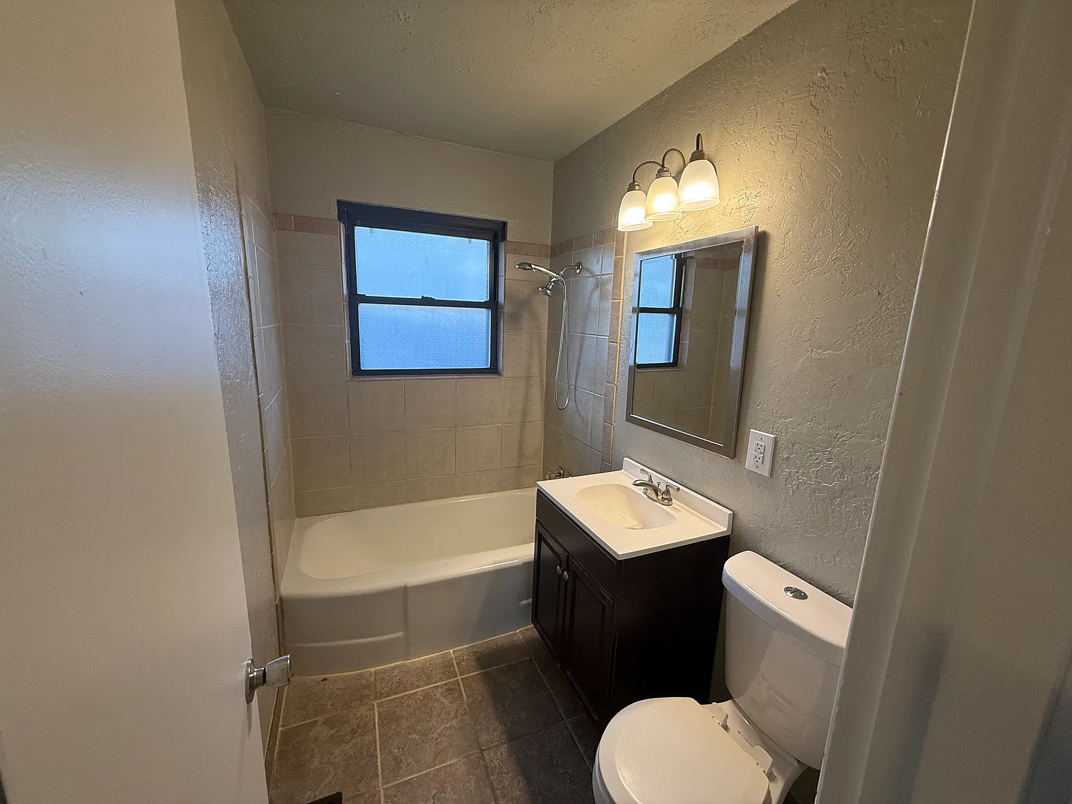 3 bed, 936 sqft, $1,350 — Photo 4