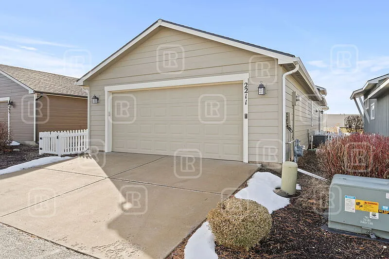 3 bed, 2.0 bath, 1628 sqft, $2,495 — Photo 2