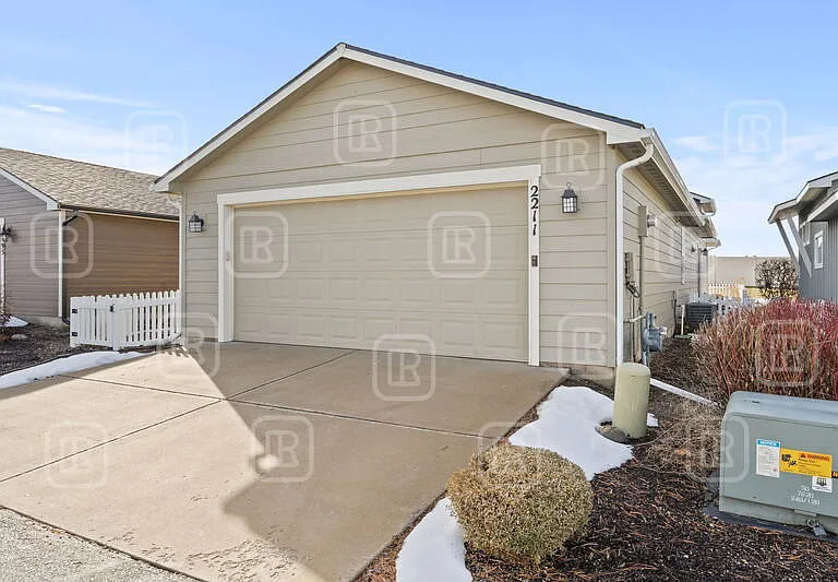 2211 N Oakland Ln — Photo 2