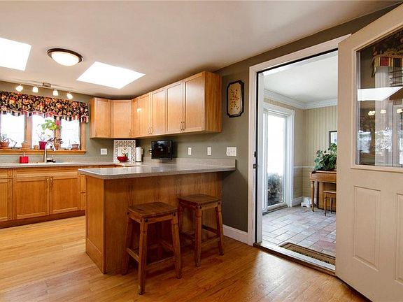 5th image of 253 Fairfax Dr