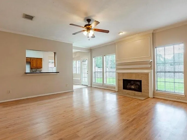 1207 Boulderwoods Dr — Photo 2