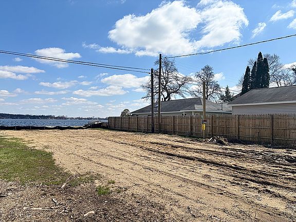 2nd image of 527 S Shore Dr