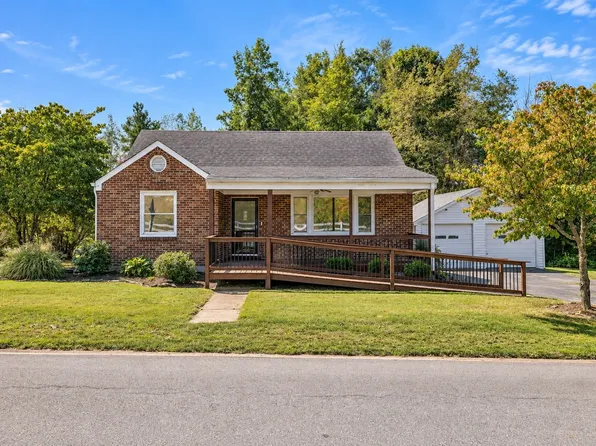 583 Brattontown Cir, Lafayette, TN 37083